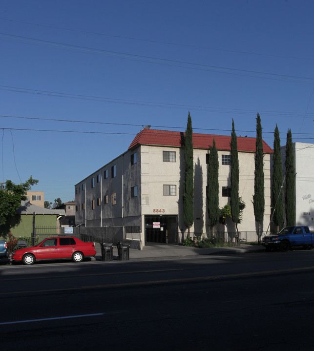 8843 Van Nuys Blvd in Panorama City, CA - Foto de edificio