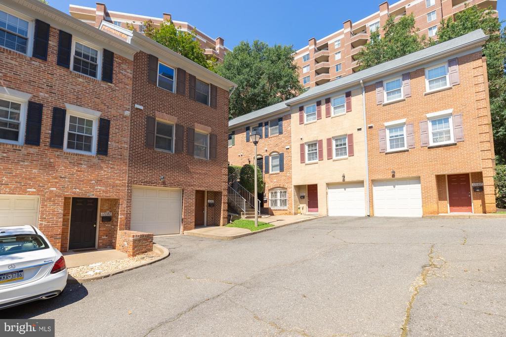 1204 N Wayne St in Arlington, VA - Building Photo