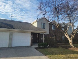 877 Cross Creek Dr W in Roselle, IL - Building Photo