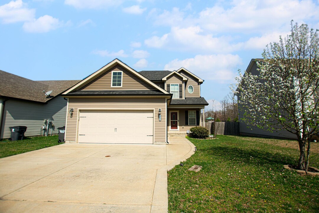 560 Medallion Cir in Clarksville, TN - Building Photo