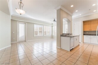 50 E Serene Ave in Las Vegas, NV - Foto de edificio - Building Photo