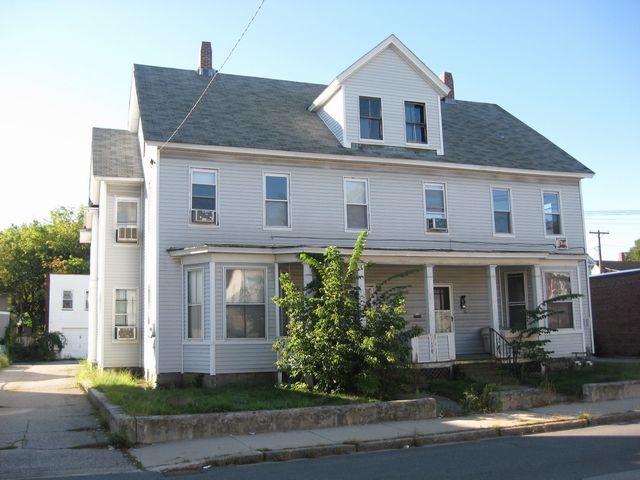 102-104 W Hollis St in Nashua, NH - Building Photo