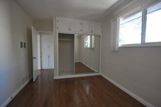 10924 Camarillo St in Los Angeles, CA - Foto de edificio - Building Photo