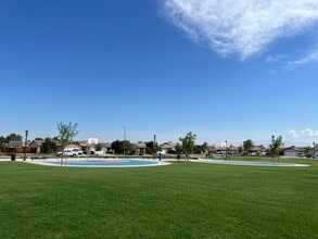 6125 Kendra St in Bakersfield, CA - Foto de edificio - Building Photo