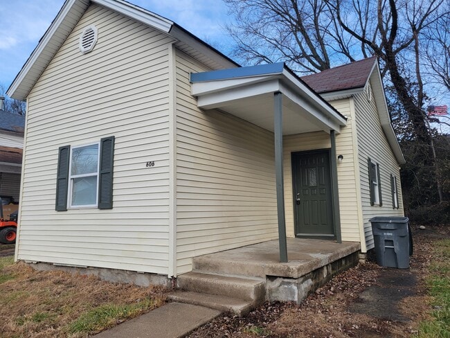 property at 606 W 11th St