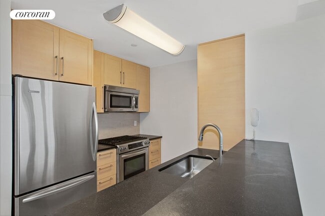 415 E Main St in New York, NY - Building Photo - Building Photo