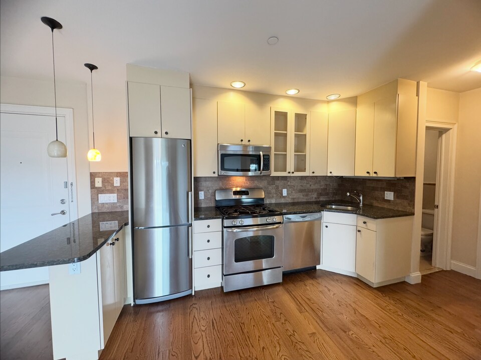 2821 36th St, Unit 4 in Astoria, NY - Foto de edificio