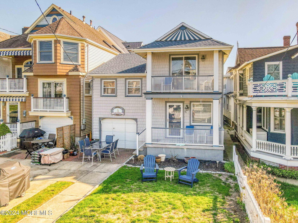 6 Embury Ave in Ocean Grove, NJ - Building Photo