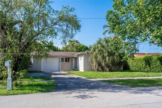 8475 SW 43rd St in Miami, FL - Building Photo - Building Photo