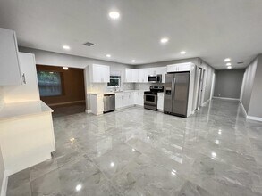 125 Barcelona Dr in Royal Palm Beach, FL - Foto de edificio - Building Photo