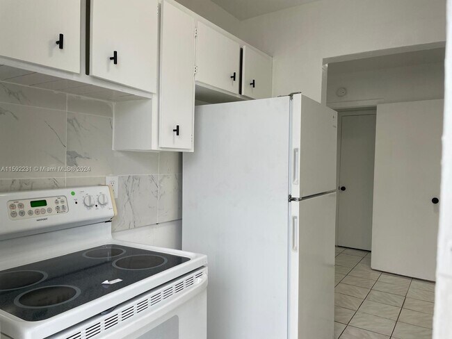 6021 Polk St, Unit 4 in Hollywood, FL - Building Photo - Building Photo
