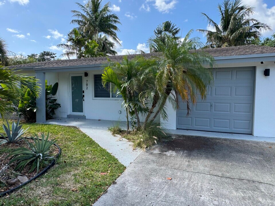 702 NE 10th Ave in Boynton Beach, FL - Building Photo