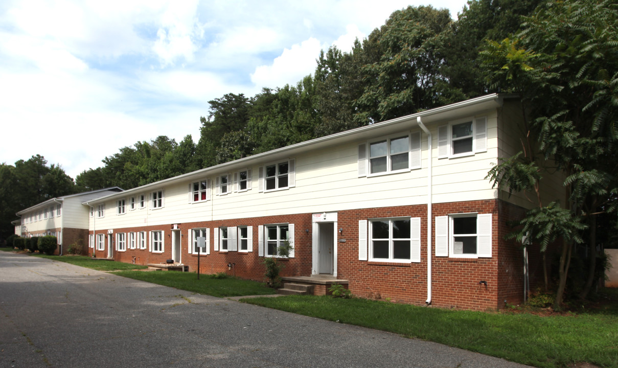 Magnolia Manor Apartments in Greensboro, NC - Building Photo