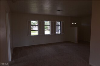 2106 SW 51st St in Cape Coral, FL - Foto de edificio - Building Photo