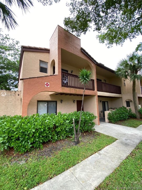 10313 NW 33rd St in Coral Springs, FL - Building Photo