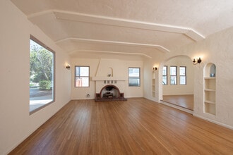 1260 S Ridgeley Dr in Los Angeles, CA - Foto de edificio - Building Photo