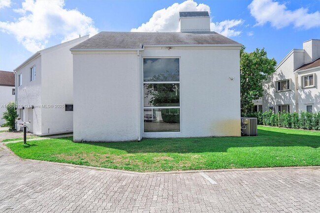 1981 S Oak Haven Cir in Miami, FL - Building Photo - Building Photo