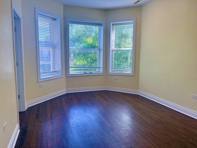 2300 N Springfield Ave in Chicago, IL - Foto de edificio - Building Photo