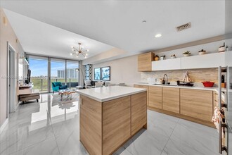 16385 Biscayne Blvd in North Miami Beach, FL - Building Photo - Building Photo