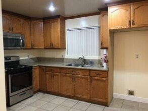 13981 Van Nuys Blvd in Arleta, CA - Foto de edificio - Building Photo