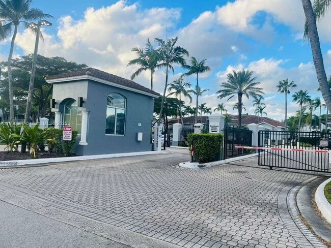 9645 NW 1st Ct in Pembroke Pines, FL - Foto de edificio - Building Photo