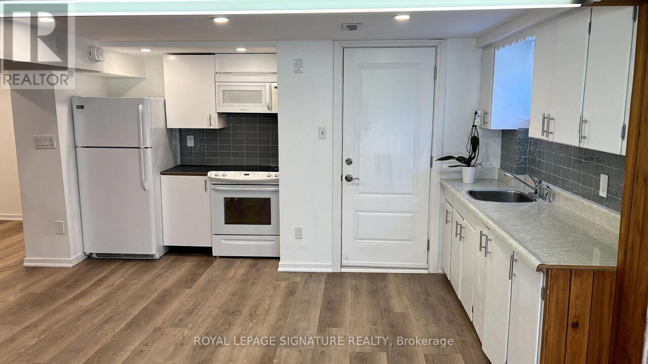 4 Walbon Rd in Toronto, ON - Building Photo