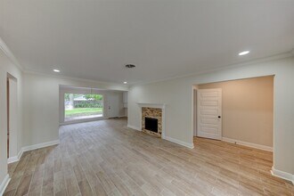 8826 Robindell Dr in Houston, TX - Building Photo - Building Photo