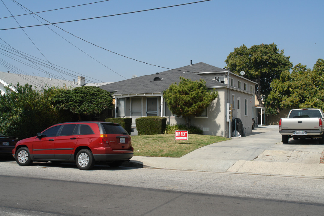 361-363 1/2 W Palmer Ave in Glendale, CA - Building Photo