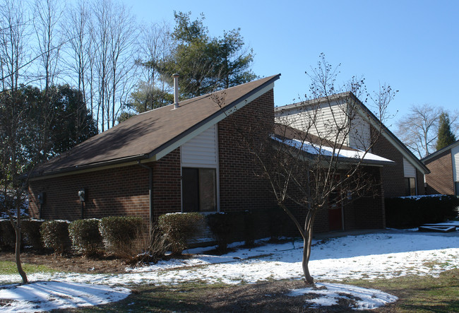 Montclair Apartments in Charlotte, NC - Building Photo - Building Photo