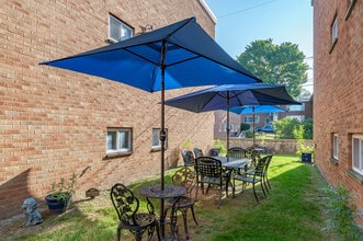 Windsor Apartments in Fairview Park, OH - Foto de edificio - Building Photo