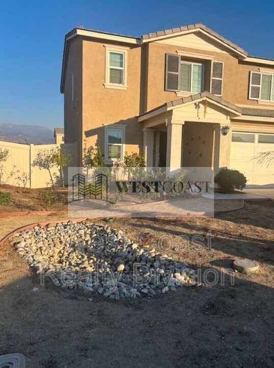 237 Scarlet Oak Ln in San Jacinto, CA - Building Photo