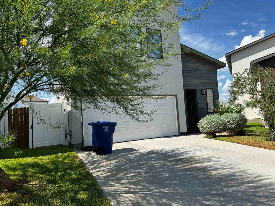 216 Deer Path Lp in Laredo, TX - Building Photo
