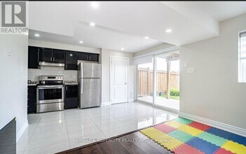 62 Tysonville Cir in Brampton, ON - Building Photo - Building Photo