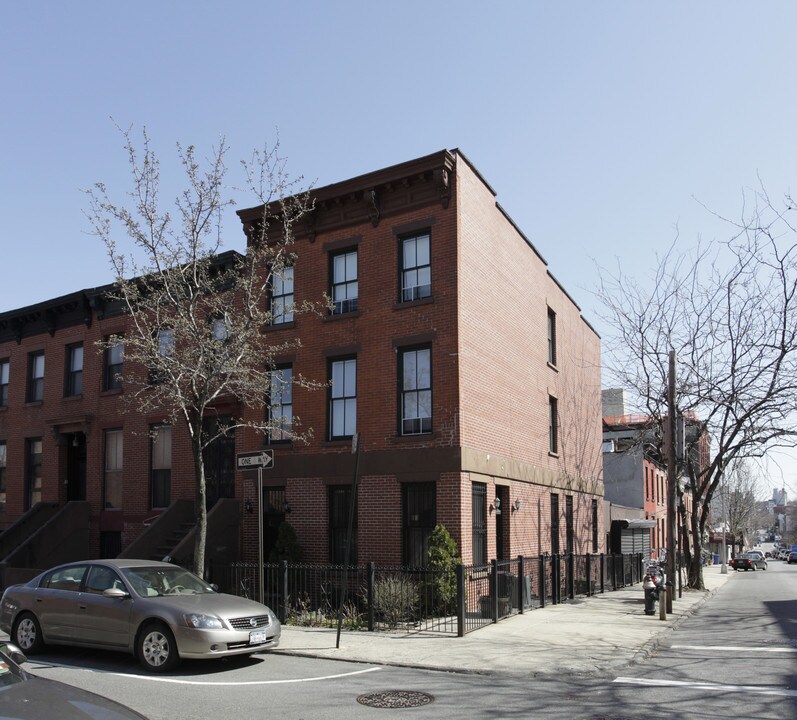 345 Hoyt St in Brooklyn, NY - Building Photo