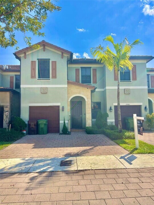 10409 W 32nd Ln in Hialeah, FL - Building Photo