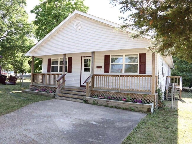 property at 204 N Cedar St