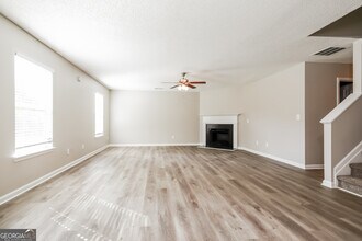 465 Pinevale Ct in College Park, GA - Foto de edificio - Building Photo