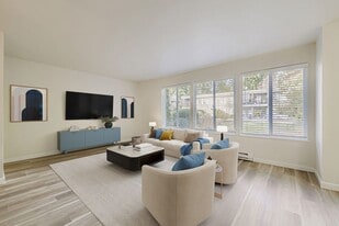 Beautifully Renovated 1 & 2 Bedroom Apartments in Lynnwood! in Lynnwood, WA - Building Photo