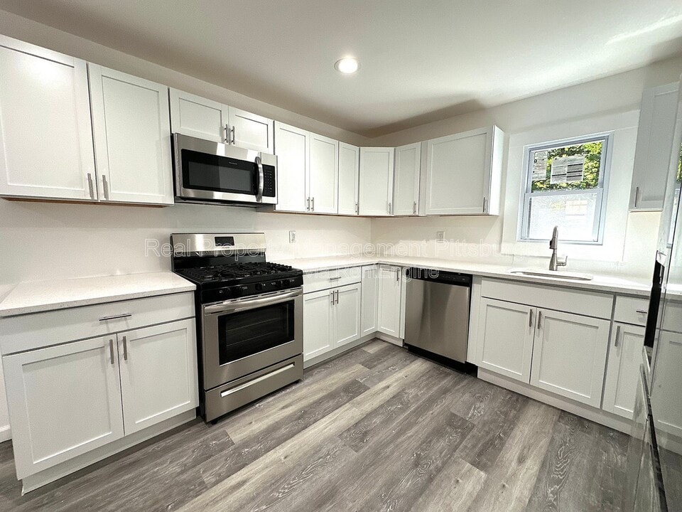 6184 Poketa Rd in Verona, PA - Building Photo