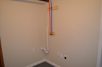 9 Miner Ave in Waterford, CT - Building Photo - Building Photo