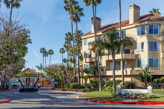 Portofino Cove in Huntington Beach, CA - Foto de edificio - Building Photo