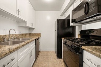 Chatsworth Plaza Apartments in Chatsworth, CA - Foto de edificio - Building Photo