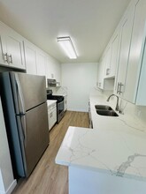 13951 Moorpark St in Los Angeles, CA - Foto de edificio - Building Photo