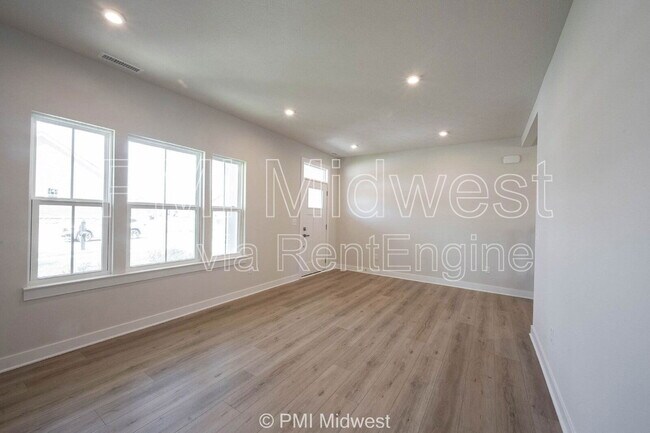 581 Roosevelt St in Fortville, IN - Foto de edificio - Building Photo