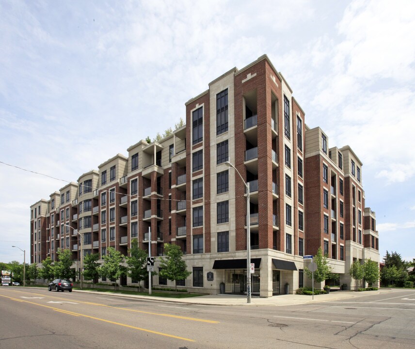 Essence Kingsway in Toronto, ON - Building Photo