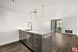 740 Kings Rd in Los Angeles, CA - Building Photo - Building Photo