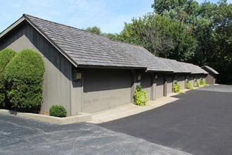 Polo Club West in Oakbrook Terrace, IL - Building Photo - Building Photo