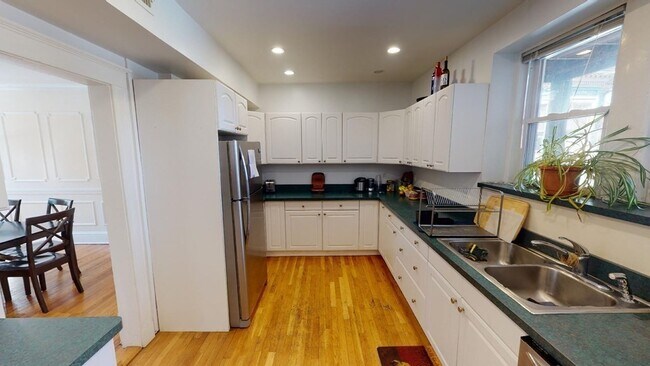 114 University Rd, Unit 2 in Brookline, MA - Foto de edificio - Building Photo