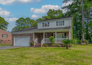 21 Bayview Dr in Poquoson, VA - Foto de edificio - Building Photo