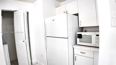 14905 SW 80th St in Miami, FL - Foto de edificio - Building Photo